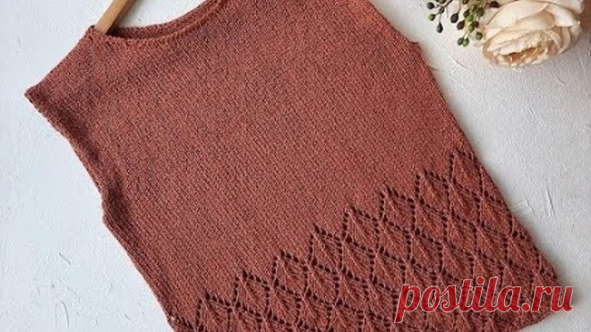 Вяжем простую летнюю майку спицами с ажурным узором.