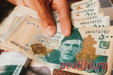 Пакистанская рупия стала самой сильной валютой. Пакистанская рупия в сентябре 2023 года укрепилась после достижения исторического минимума и стала самой сильной валютой в мире по итогам месяца. По данным Лондонской фондовой биржи, в начале сентября она упала до рекордно низкого уровня в 307 рупий за доллар, а затем выросла в цене более чем на восемь процентов.