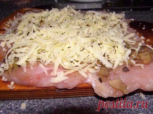 "Куриные рулетики с грибами и сыром в сметанном соусе"