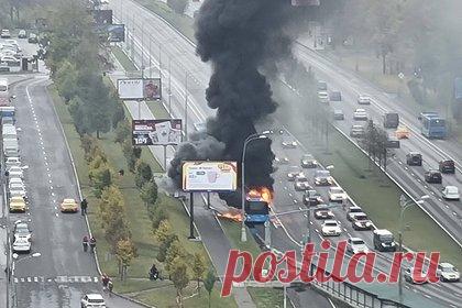 В Москве загорелся автобус. Автобус загорелся на Ленинском проспекте, около дома, №99 в Москве. Пострадавших нет, пожарные приступили к тушению транспортного средства. Из транспортного средства валил густой черный дым. На место прибыли экстренные службы и сотрудники ДПС, движение частично ограничено. Пожар полностью потушен.