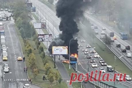В Москве загорелся автобус. Автобус загорелся на Ленинском проспекте, около дома, №99 в Москве. Пострадавших нет, пожарные приступили к тушению транспортного средства. Из транспортного средства валил густой черный дым. На место прибыли экстренные службы и сотрудники ДПС, движение частично ограничено. Пожар полностью потушен.