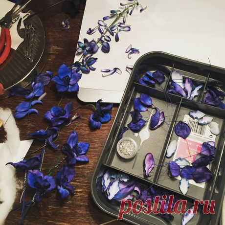 Nakts kaislības. Darbs procesā. Delfinija. #delfinija #zīdaziedi #rokudarbs #цветыизшелка #делфиниум #FlowerAtelier #silkflower #handmade #delphinium