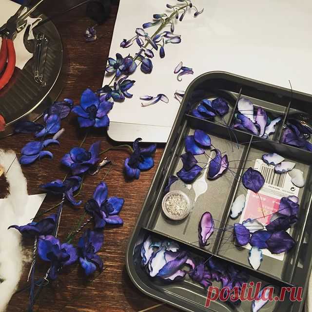 Nakts kaislības. Darbs procesā. Delfinija. #delfinija #zīdaziedi #rokudarbs #цветыизшелка #делфиниум #FlowerAtelier #silkflower #handmade #delphinium