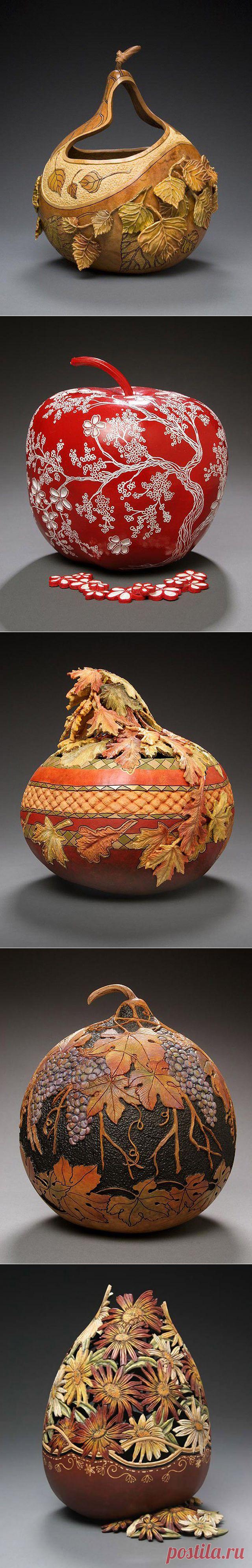 Шедевры из тыквы от Мэрилин Сандерлэнд это американская художница из Колумбии. Каждая её работа — это произведение искусства. Цветы, живописные горные пейзажи, листва, природа, которая окружает художницу — всё это чудесным образом воплощается ею на обычном, выращенном на грядке овоще – тыкве.