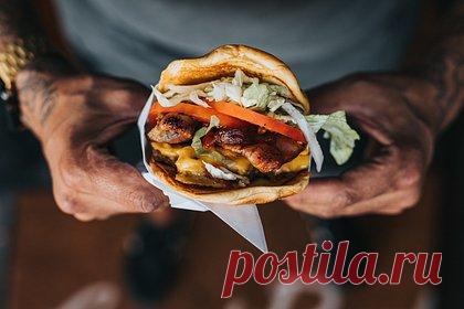 Турист захотел гамбургеров в последнюю ночь отпуска и остался с переломом черепа. Австралийский турист попал в аварию на Бали, когда в последнюю ночь отпуска захотел поесть гамбургеров в компании подруги. По информации врачей, мужчина остался с переломом черепа и шести ребер. В настоящее время он находится в больнице на Бали в ожидании операции.