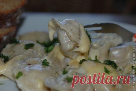 Пельмени с сыром, тушенные в сливках.