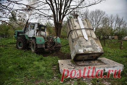 На Украине разгорелся скандал из-за отказа сносить советские памятники. Жители двух сел в Ивано-Франковской области на западе Украины выступили против сноса памятников советским воинам, сообщил директор Ивано-Франковского «областного музея освободительной борьбы имени Бандеры» Ярослав Коретчук. По его словам, у него после этого произошел «разрыв шаблонов».