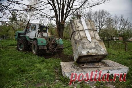 На Украине разгорелся скандал из-за отказа сносить советские памятники. Жители двух сел в Ивано-Франковской области на западе Украины выступили против сноса памятников советским воинам, сообщил директор Ивано-Франковского «областного музея освободительной борьбы имени Бандеры» Ярослав Коретчук. По его словам, у него после этого произошел «разрыв шаблонов».