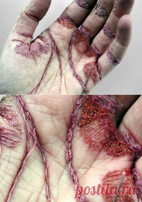 Стежок, еще стежок: вышивка на ладони, имитирующая мозоли от «женского» труда