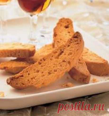 Миндальное печенье манделброт Это хрустящее лакомство с миндалем печется два раза. Оно очень напоминает итальянские бискотти.   Вероятнее всего рецепт этого печенья привезли в Италию испанские сефарды,  а затем он распространился по странам Восточной Европы.  Подавайте манделброт с кофе или, как это делают в Германии, со стаканом шнапса