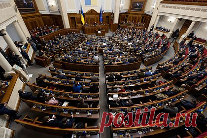 Украинский депутат сложил мандат из-за подозрений в российском гражданстве. Депутат Верховной Рады Украины Андрей Аксенов, у которого СМИ заподозрили российское гражданство, сложил мандат. Как утверждает нардеп Гончаренко, Аксенов был мэром украинского города Доброполье, расположенного на подконтрольной Киеву территории ДНР. В марте 2021 года он одержал победу на выборах в Раду в 50-м округе.