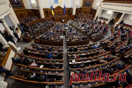 Украинский депутат сложил мандат из-за подозрений в российском гражданстве. Депутат Верховной Рады Украины Андрей Аксенов, у которого СМИ заподозрили российское гражданство, сложил мандат. Как утверждает нардеп Гончаренко, Аксенов был мэром украинского города Доброполье, расположенного на подконтрольной Киеву территории ДНР. В марте 2021 года он одержал победу на выборах в Раду в 50-м округе.