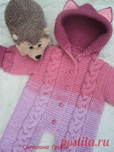 Детский вязаный комбинезон с капюшоном и ушками.
Мой первый вязаный комбинезон, для маленьких детей ещё ни разу не вязала, я как-то чаще кардиганы, пальто...
Пряжа Gazzal Baby Wool XL (в 50 гр. 100 м., состав: 40% акрил, 20% кашемир и 40% мериносовая шерсть), Связан нитью в 2 сложения, 14 мотков.
Спицы - № 4,5.
Возраст: 3 - 7 месяцев. Длина от плеча к низу - 60 см.
Комбинезон получился очень тёплым и мягким. Манжеты на рукавчиках и штанишках можно подворачивать.
--...