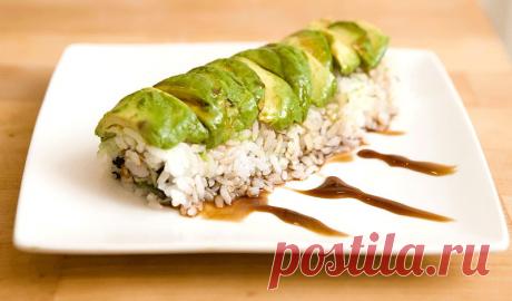 Ролл с креветками темпура.
Простой рецепт роллов с креветками в кляре, свежим огурцом и авокадо.