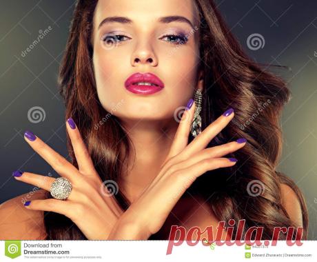 Estilo De Lujo De La Moda Morenita Con El Pelo Encrespado Largo Imagen de archivo - Imagen de encrespado, explosiones: 64357375 Estilo de lujo de la moda Morenita con el pelo encrespado largo. Foto acerca encrespado, explosiones, pendientes, atractivo, lustre, cosmético, muchacha, cara, ojos, haircare - 64357375