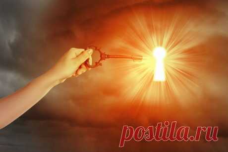 Скучно жить закрытым - притча — Учитель, скажи, а почему мне так скучно жить? Каждый день у меня происходит одно и то же!  — Ты ключ повернул не в ту сторону.  — Какой ключ?  — Волшебный ключ… от жизни.  — У меня нет никакого ключа! О чём ты говоришь?  — У всех живущих на Земле есть ключ от их жизни…  Ключ этот вручается при рождении.