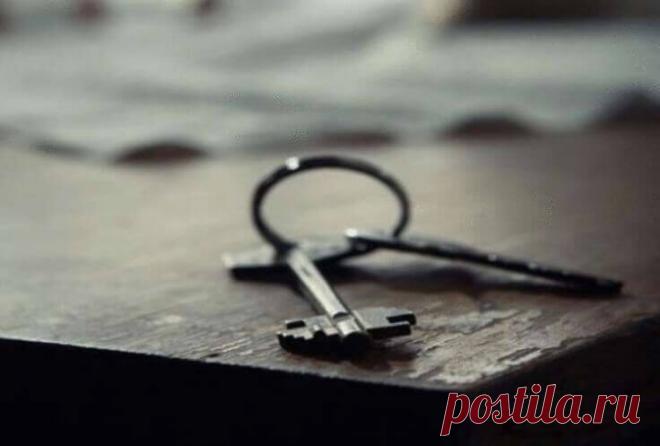 Почему нельзя ключи класть на стол? Русский народ славен не только духовностью, богатырской силой и любовью к массовым гуляньям, но и тотальной, практически слепой верой в самые разнообразные приметы. Пожалуй, ни одна другая страна в мире не может похвастаться таким огромным количеством примет, знаков и предзнаменований, и ни в одной другой национальности не найти таких ярых поклонников всяческих мистических совпадений.