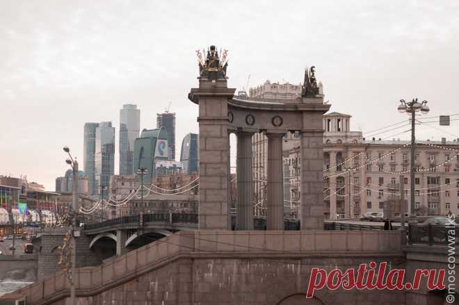 «Бородинскмй мост, который представляет собой странное смешение стилей и разных эпох.» — карточка пользователя Kod в Яндекс.Коллекциях