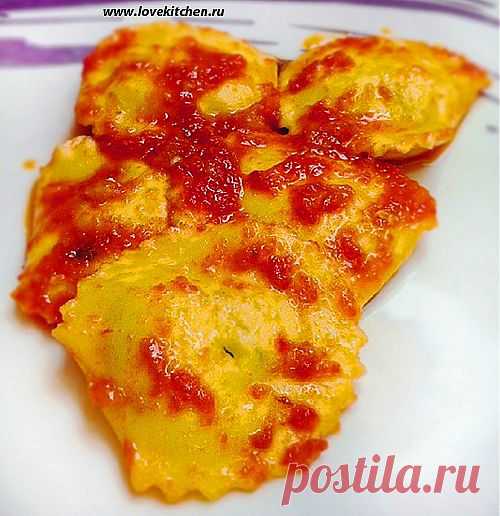 Тыквенные равиоли с томатным соусом .