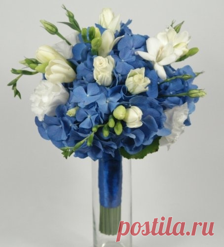 Из коллекции «Букет невесты с синими цветами.» Синяя композиция, как и белый букет, способен хорошо вписаться в совершенно различные тематические торжества.