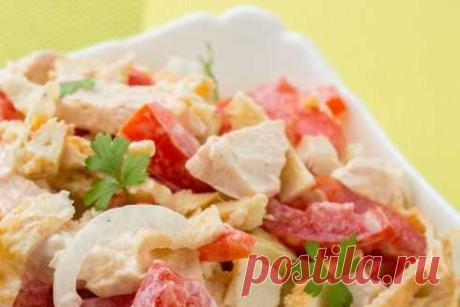 Изумительный салат с помидорами и курицей 
Ингредиенты:

 

куриное филе отварное  — 500 граммов

лук репчатый — одна головка среднего размера

уксус яблочный или столовый — две неполных столовых ложки

сахар — одна столовая ложки

помидоры — 500 граммов

яйца — 4 яйца

перец черный молотый

майонез — две столовых ложки