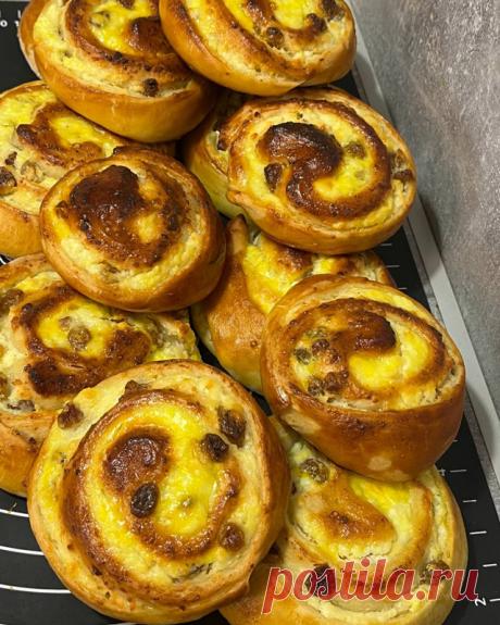 Ватрушки сладкие с творогом и изюмом