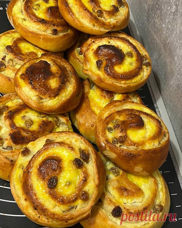 Ватрушки сладкие с творогом и изюмом