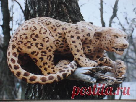 Деревянная настенная скульптура Угроза леопарда выполнена полой для уменьшения веса и предохранения массива от растрескивания. Наибольший размер 62 см. Находится в коллекции автора. Выставлена на продажу. Цена 200000 руб.