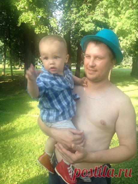 Замечательно у папы на руках!