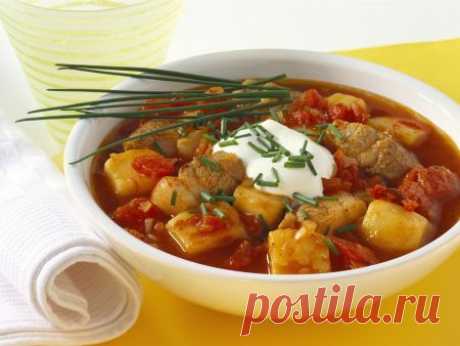 Schweinefleisch-Kartoffel-Gulasch Rezept | EAT SMARTER
