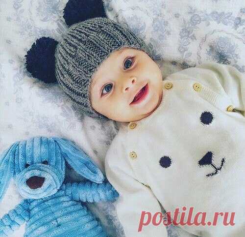 Хитрый взгляд, босые ножки
На щеке прилипла крошка
Мама надё! Мама дай!
Лезем с криками: Банзай!
Раз на стул и два на стол,
Чашку об пол, чай под стол.
Мама! Тут так интересно!
Сверху видно всё прелестно.
Ну, ка! На руки меня!
И тюдя! И вот тюдя!
Выключателем чик, чик…
Свет откуда - то возник…
Мама, ух, какое чудо!
Я нашел в шкафу два блюда!
Брякну ложкою об них.
Звук вдруг новый… Я притих…
Громко брякать ложкою,
Но громче, поварёшкою!
День расписан поминутно
Не присесть н...