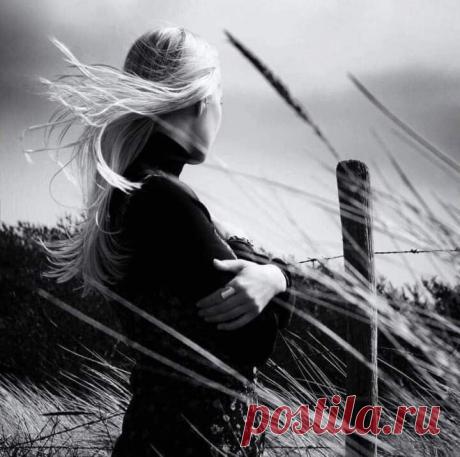 Незаменимые...есть ли они?

Они - все...

Как мелка мысль о том, что кто-то приходит кого-то заменить, словно половичок под дверью, пошарканный осенними ботинками...

Каждый приходит ровно на своё место. Даже подлец.

Каждый приходит не настолько, насколько хочется, а насколько можется.
Насколько тот невидимый кадровик, который не у нас на зарплате, посчитал возможным.
Насколько нас хватило, и насколько НА нас хватило у тех, кто пришёл...

И никто никого никому не заменил....