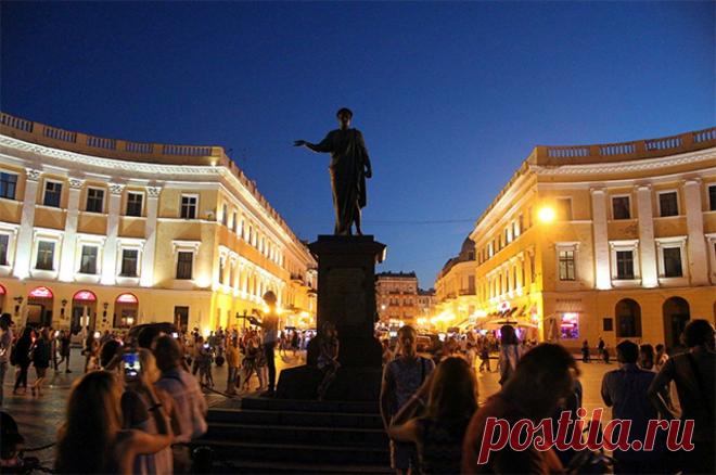 Власти Одессы демонтировали табличку на здании горсовета на русском языке. Новая вывеска на английском языке.