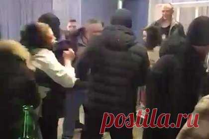 Драку российских воспитательниц под музыку из Mortal Combat сняли на видео. На Алтае две воспитательницы детского сада «Солнышко» стали участницами драки в клубе «Серебро» в городе Змеиногорске. Конфликт попал на видео. При этом на фоне драки играет саундтрек из фильма о боевых искусствах Mortal Combat (в российском прокате «Смертельная битва»), а некоторые посетители продолжают танцевать.