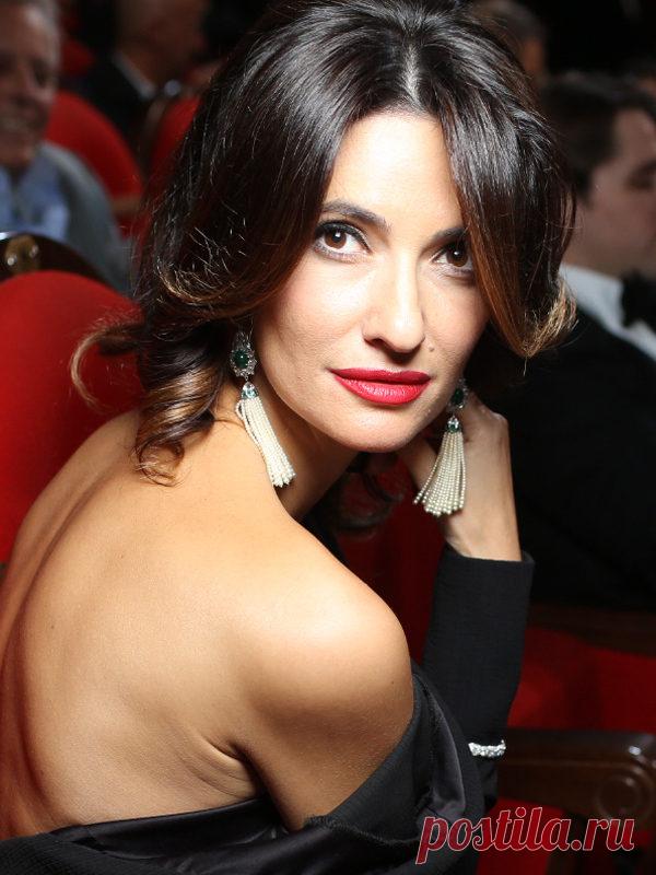 Снежана Георгиева ...  Светская львица  не снималась в кино и не выступала на сцене. Несмотря на это, ее принимают в столичных кругах, нередко она появляется на красной дорожке.