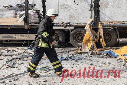 В Кривом Роге сообщили об ударе по промышленному предприятию. В результате ночного удара в Кривом Роге было повреждено частное промышленное предприятие. Об этом сообщил глава Днепропетровской областной администрации Сергей Лысак. Кроме того, в результате атаки загорелись несколько зданий, пожарные продолжают бороться с огнем, добавил он.