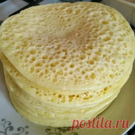 Марокканские блины из пенного теста:1000 и 1 дырочка на поверхности.

Воздушные и нежные, как облако!

В ингредиентах нет ничего экзотического, продукты все знакомые и привычные. Мука, масло, желтки, манка…
Кстати, манку рекомендуем сначала смолоть в кофемолке, но не в пыль:
мелкие крупинки должны всё-таки остаться. Блины жарятся лишь с одной стороны, переворачивать их не нужно.
Изделия получатся идеально круглыми, если тесто налить строго по центру сковороды и позволить е...