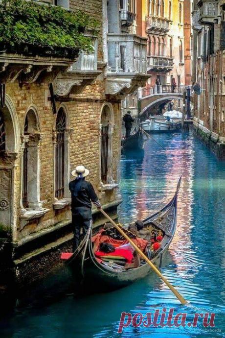 angel-kiyoss:
“ Canales de Venecia.
”