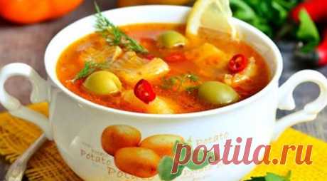 Вкуснейшая рыбная солянка — разнообразь свое меню. Ингредиенты: филе красной рыбы — 500 гр., вода — 2 л,лук — 2 головки,солёный огурец — 3 шт.,томатная паста — 1 ст. ложка,томатный сок — 1 стакан,соль, специи — по вкусу,растительное масло — по вкусу,сахар — по вкусу,маслины б/к,лимон,зелень петрушки...