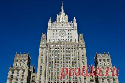 Россия вышлет двух немецких дипломатов. МИД России объявил двух дипломатов из Германии персонами нон грата в ответ на соответствующее решение Берлина. Послу ФРГ в Москве Гезе Андреасу фон Гайру был заявлен решительный протест в связи с объявлением сотрудников посольства РФ персонами нон грата. Немецких дипломатов вышлют из страны в качестве ответной меры.