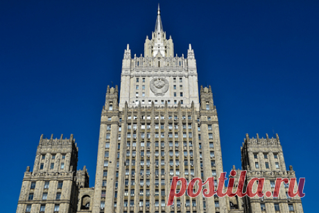 Россия вышлет двух немецких дипломатов. МИД России объявил двух дипломатов из Германии персонами нон грата в ответ на соответствующее решение Берлина. Послу ФРГ в Москве Гезе Андреасу фон Гайру был заявлен решительный протест в связи с объявлением сотрудников посольства РФ персонами нон грата. Немецких дипломатов вышлют из страны в качестве ответной меры.