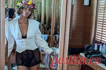 59-летняя Холли Берри опубликовала фото в прозрачном платье без нижнего белья