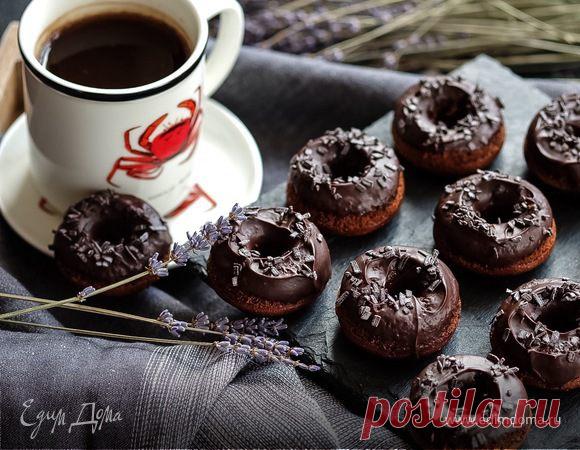 Шоколадные пончики от Декстера. Надеемся все помнят главного героя одного Американского сериала Декстера — скромного криминалиста, который в свободное от работы в полиции время, безжалостно убивает тех, кто избежал справедливой кары правосудия. Декстер частенько приходил в свой офис и угощал сослуживцев пончиками. Предлагаем приготовить очень вкусные шоколадные пончики,  включить серию Декстера и, как говорится, прочувствовать все то, что кроится в этом рецепте.