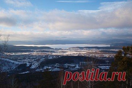 Храм в российском регионе ушел под лед. Снежный храм в Миассе ушел под лед. Ежегодно на озере Тургояк возводят снежную копию Петропавловского собора. Однако в этот раз освятить купель не успели — в ночь перед приездом митрополита ледяная часовня утонула. В местной епархии считают, что снежный храм не выстоял из-за технических нарушений.