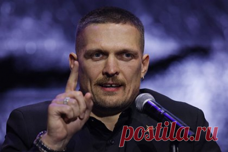 Боксер Усик рассказал о знакомстве с Роналду. Украинский боксер Александр Усик рассказал о знакомстве с португальским нападающим «Аль-Насра» Криштиану Роналду. Спортсмен заявил, что футболист оказался его фанатом, и назвал это сумасшествием. Он подчеркнул, что хотел бы устроить спарринг с Роналду, однако сначала сыграть в футбол.