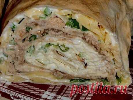 Рулет "Мимоза"
Ингредиенты:
1 упаковка листового лаваша(3 листа),
250г майонеза,
3 вар. яйца,
150-200г сыра,
1 банка сайры,
укроп,
зеленый лук.
Приготовление:
Разложить лаваш.Смазать каждый лист майонезом.На один-натереть яйца,на второй-сыр,на третий-помятую вилкой сайру.Сверху каждый лист посыпать луком и укропом.
Первый лист свернуть в рулет.Положить его в начало второго листа и продолжить сворачивание.Потом положить в начало третьего листа и завернуть рулет до конца.Уб