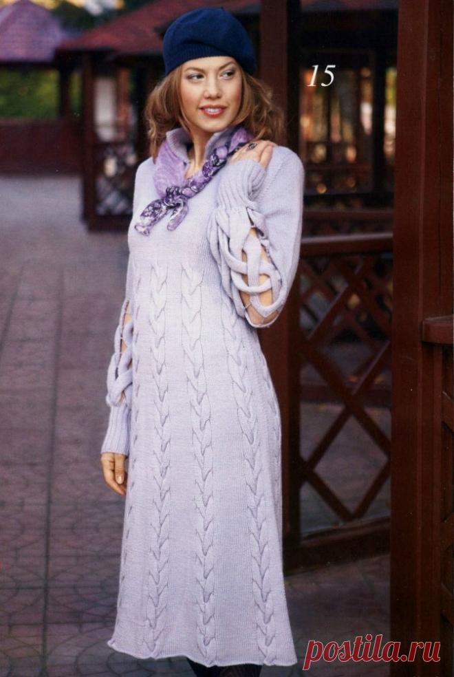 Вязанное спицами платье узором из кос