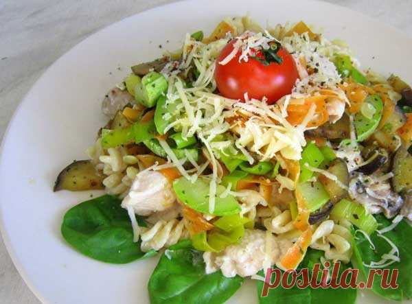 Паста с курицей, шампиньонами и овощным ассорти