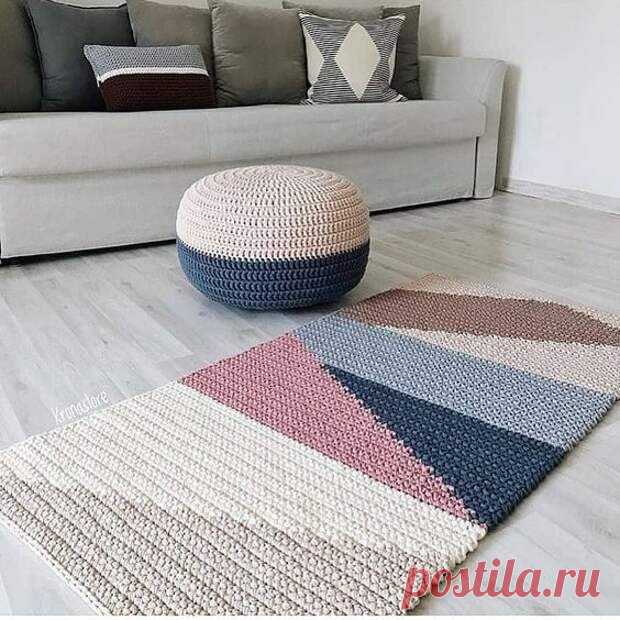 Ковры для дома, которые легко вяжутся обычным, толстым крючком! Схемы для вязания - Сам себе мастер - медиаплатформа МирТесен Помните то время, когда наши бабушки резали старые футболки, колготки, ночные рубашки и т.д., и вязали круги на пол? Сейчас это уже редкость! Чудесные коврики можно создавать с помощью трикотажной пряжи: она ровная, длинная, всевозможных цветов и резать ничего не надо! А самое главное — эта