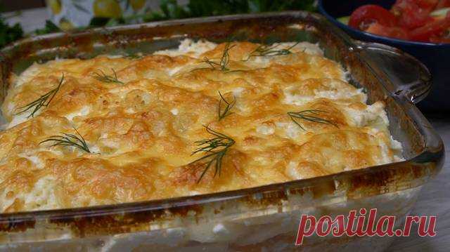 Рецепт Ужина для Ленивых, все сложили и забыли! Куриную грудку примерно 500 гр, нарезаем кубиком как на гуляш. Кладем нарезанную куриную грудку в форму. Подсаливаем и добавляем перец